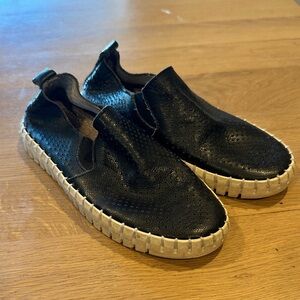 Dream Pairs Black and White Kids Sneakers size 3